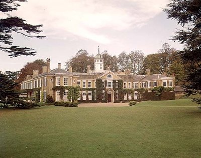 1821〜24年に建てられ、1906年にアンブローズポインターによって拡大されたファサードの眺め 作： Thomas Cubitt